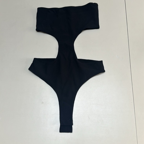 EDIKTED Vivie Cutout Rib Strapless Bodysuit XS - Picture 5 of 6